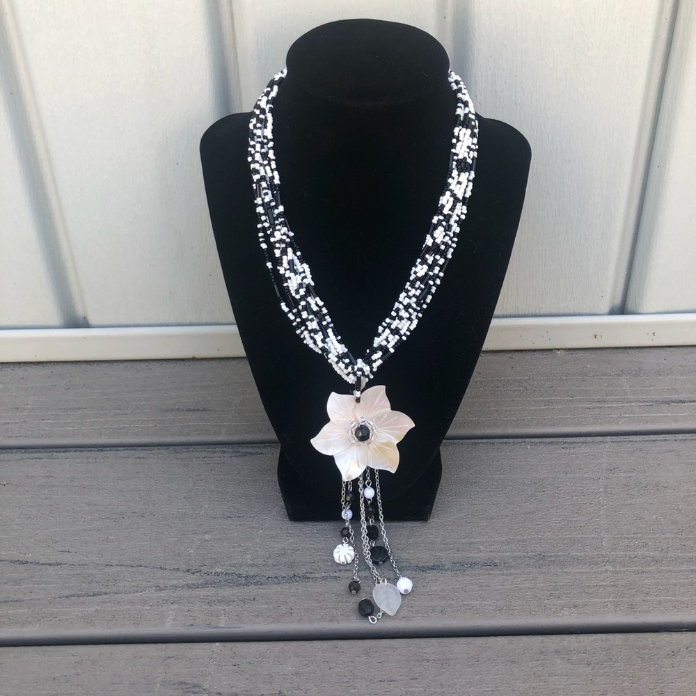 Beaded necklace with flower - Picture 3 of 3